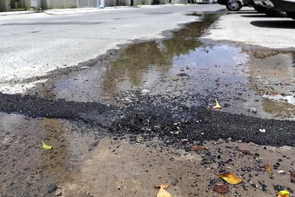 En Paseos del Sol, un chorro de agua surge a media vía.