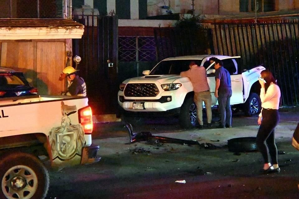 Una camioneta blanca también fue impactada por la que provocó el accidente.
