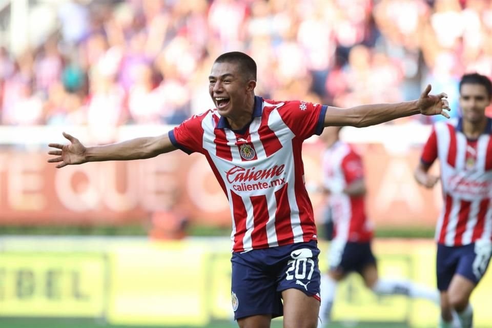 Yael Padilla, volante de Chivas, sobresale entre los debutantes de la Liga MX.