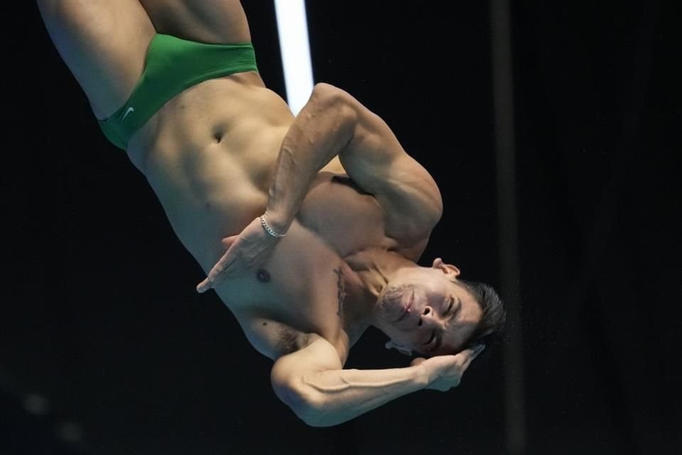 Rodrigo Diego, otra posible medalla en clavados, durante la ejecución de un clavado.