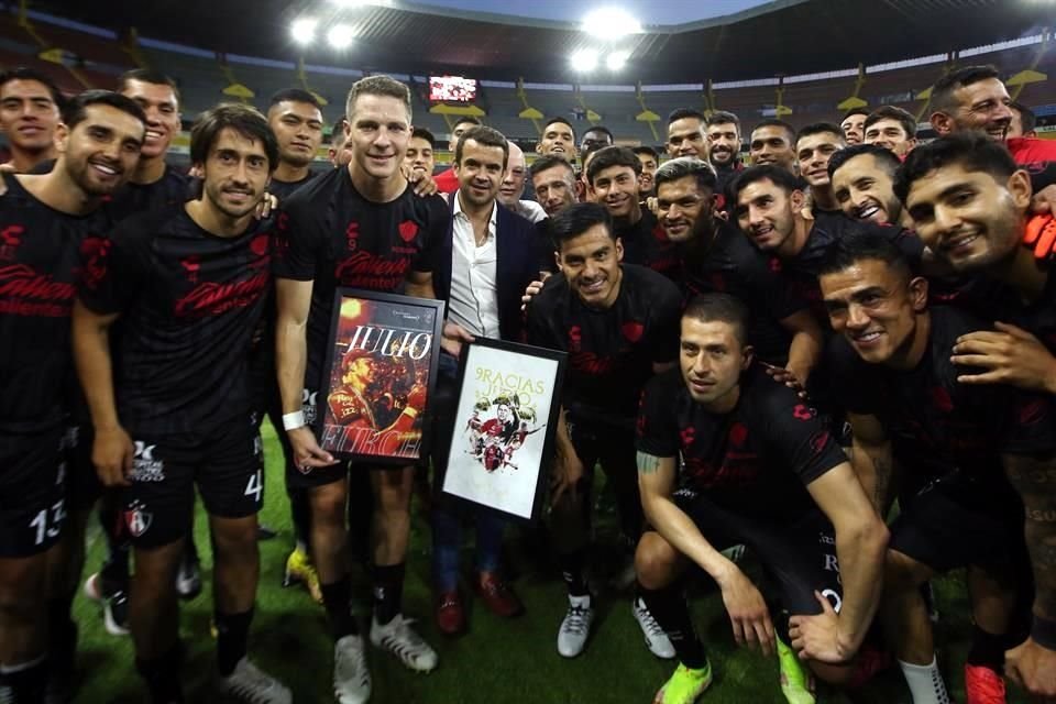 Julio Furch recibe un reconocimiento por parte de la directiva del Atlas.