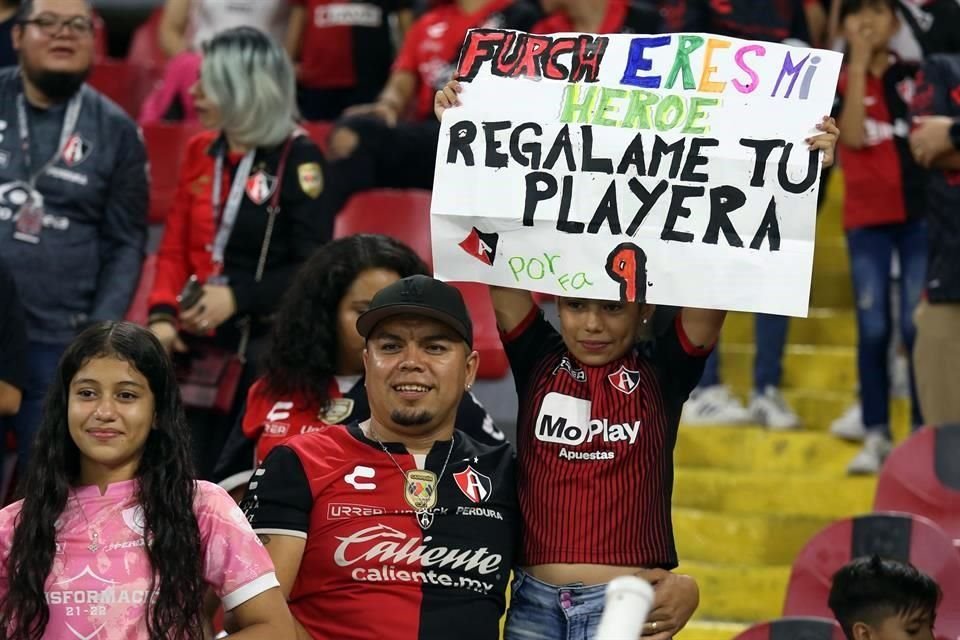 Aunque no se llenó, aficionados dieron muestras de cariño a Julio Furch.