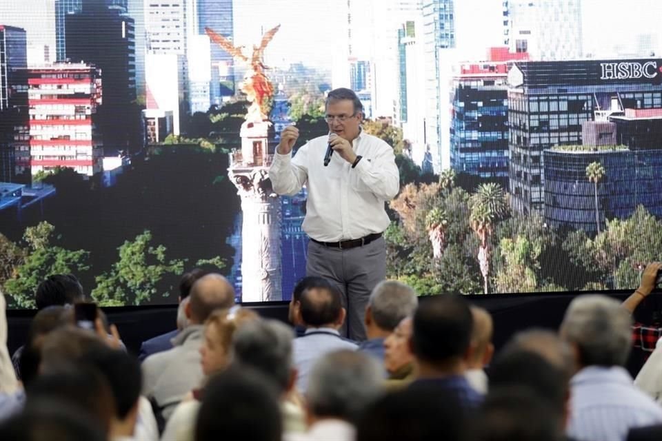 Marcelo Ebrard encabezó una reunión en el Auditorio Enrique Dau del Colegio de Ingenieros Civiles de Jalisco, donde presentó su plan en seguridad Angel.