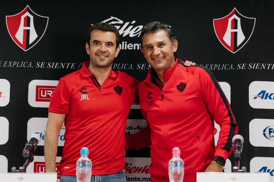 José Riestra (izq.) y Roberto Medina, en la presentación del nuevo técnico de Atlas femenil.