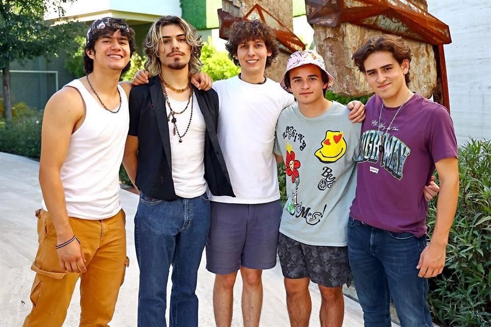 La banda regiomontana lanzó su concepto musical en inglés en su canal de YouTube.
