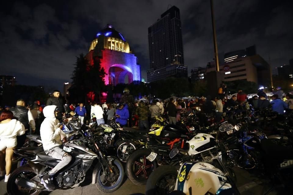 Cientos de motociclistas se dieron cita en el Monumento a la Revolución.