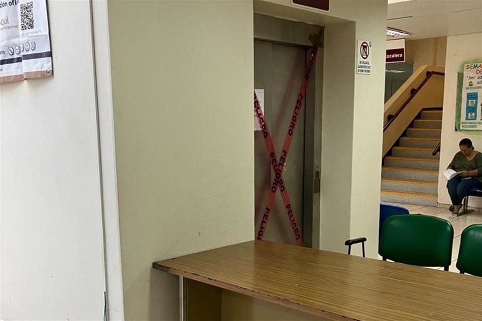 En la Clínica del IMSS de Las Águilas, así estaba el ascensor.