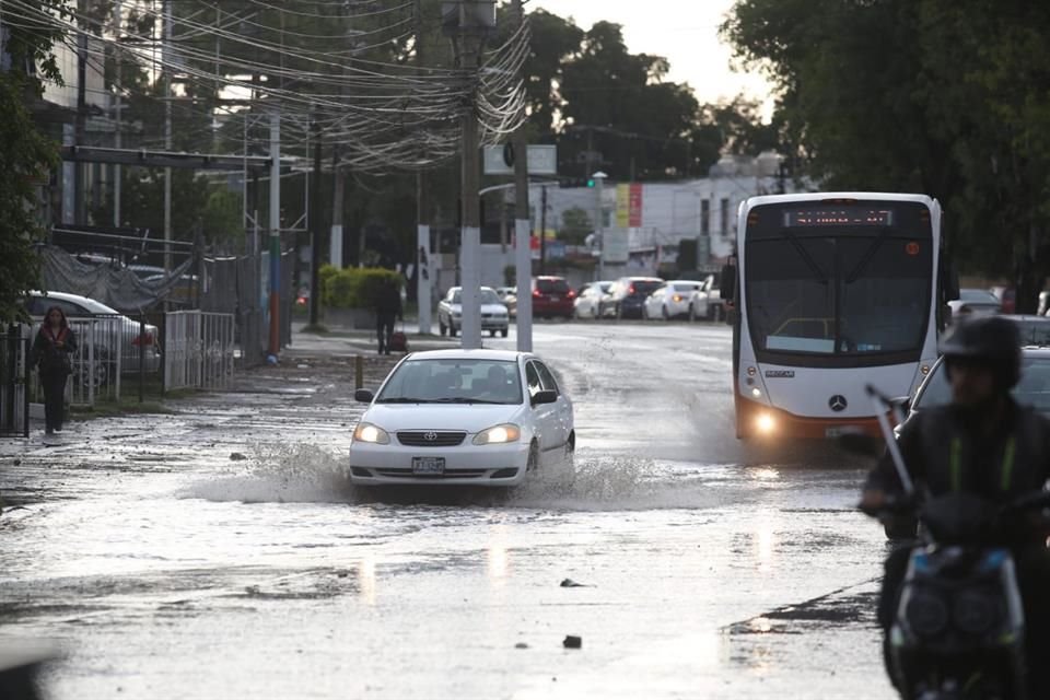 Zapopan se reportaron anegaciones en Avenida López Mateos, La Calma y otras colonias de Zapopan.