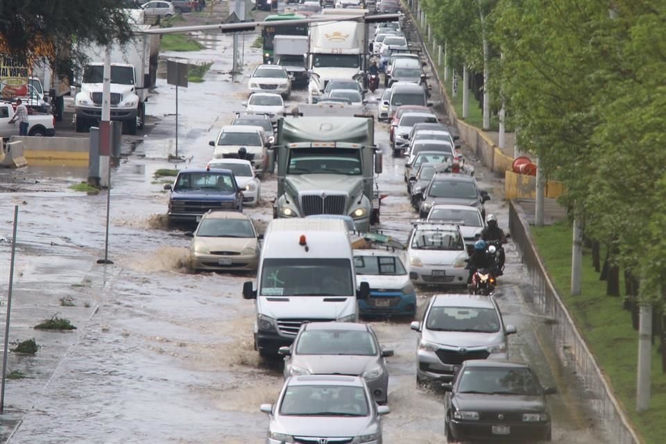 La Avenida Adolf B Horn al cruce de Avenida Concepción se inundó por la lluvia que cayó durante la mañana de hoy.