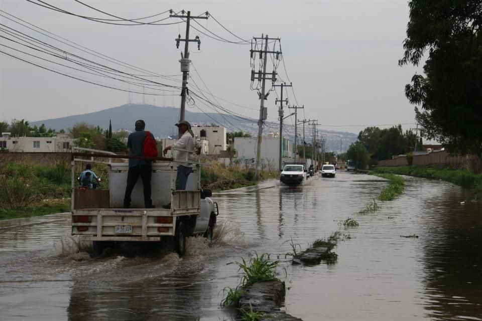 La entrada al Fraccionamiento Real del Valle en Tlajomulco también tuvo problemas con la circulación por la inundación que dejó la lluvia.