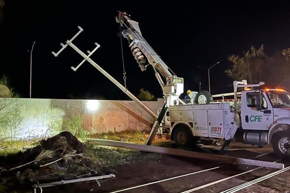 Postes de energía eléctrica resaltaron dañados en Guaymas y Empalme.