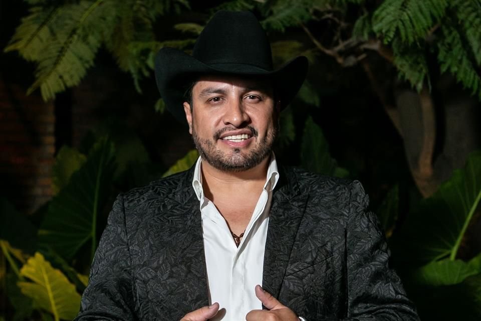 Julión Álvarez  también estuvo presente en el evento.