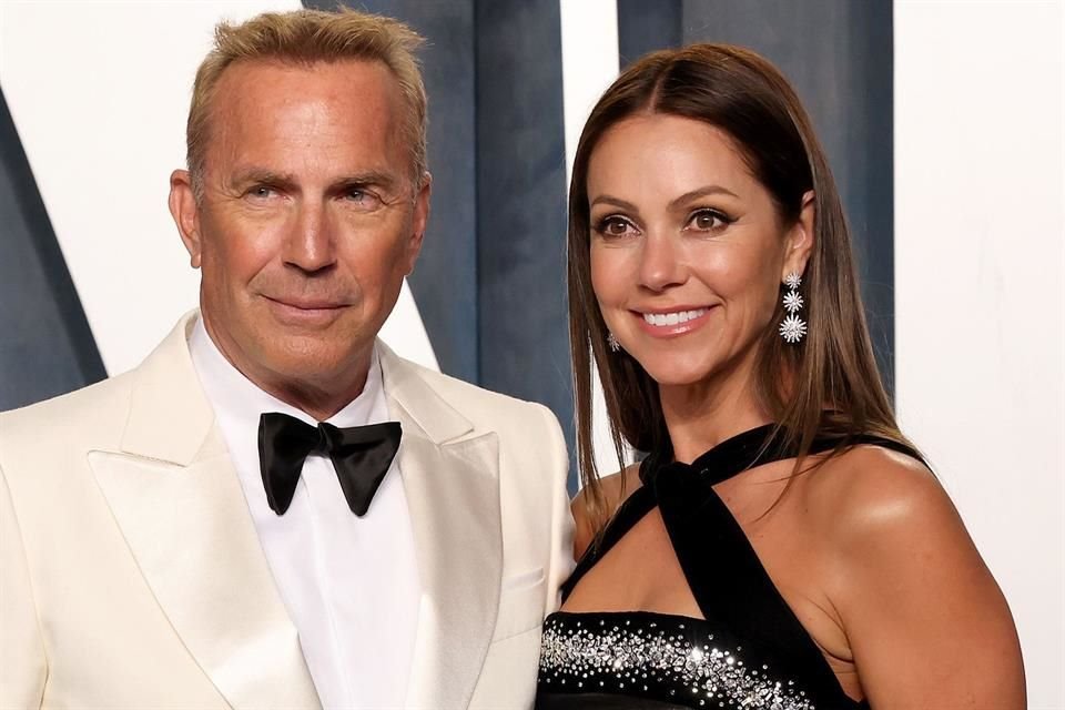 Christine Baumgartner, ex de Kevin Costner, fue captada en una playa de Hawái acompañada de Josh Connor, un amigo cercano del actor.