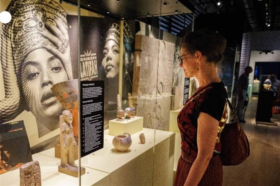 Una exposición en Países Bajos que usa imágenes de famosos como Beyoncé, Rihanna y Nas indignó a Egipto por falsificar su historia.