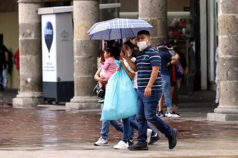 Desde el sábado pasado se ha presentado una lluvia continua en el Área Metropolitana de Guadalajara la cual ha sido de ligera a intensa, incluso se ha presentado actividad eléctrica.