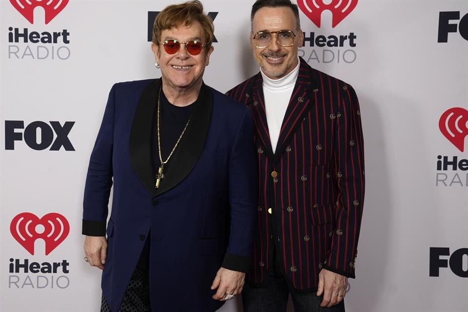 Elton John y David Furnish serán los presentadores de YouTube Pride 2021.