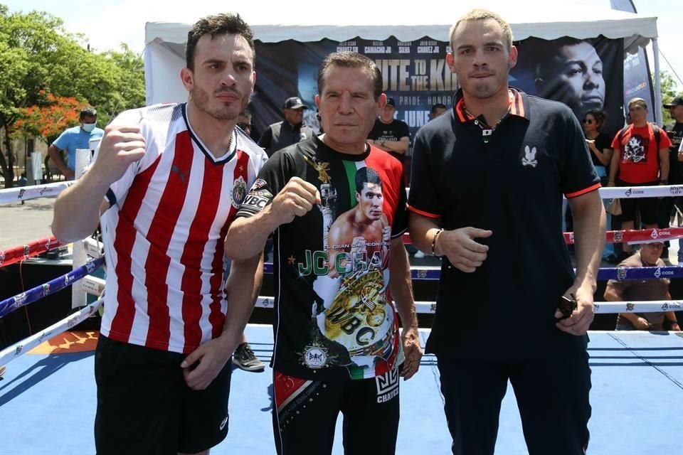 Julio César Chávez Jr. (izq. a der.), Julio César y Omar Chávez, durante la exhibición en Plaza Liberación.