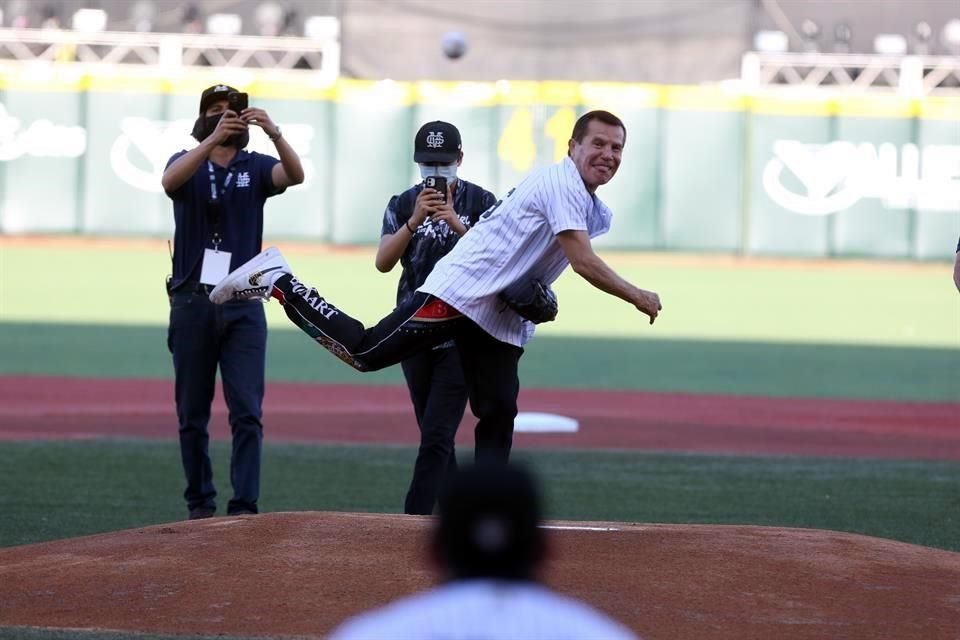 Julio César Chávez fue invitado de los Mariachis para el inicio de serie ante Pericos de Puebla, e hizo el lanzamiento de la primera bola.