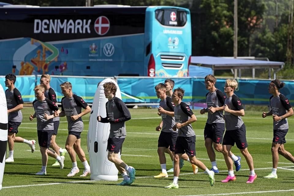 Los jugadores daneses alista su partido ante Bélgica.