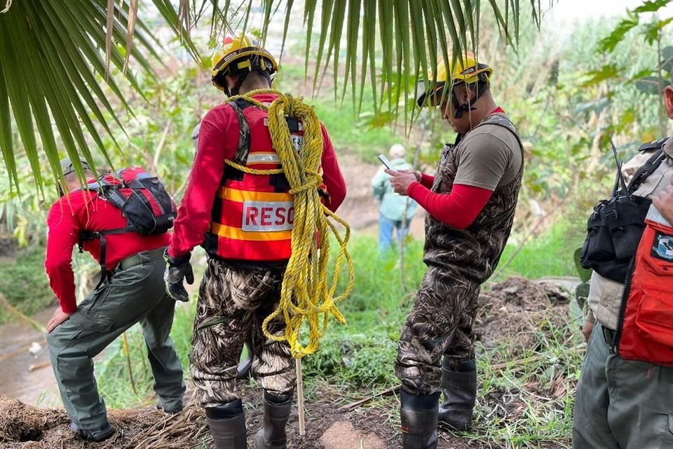 El joven viajaban en moto con un amigo y sólo éste último logró ser rescatado.