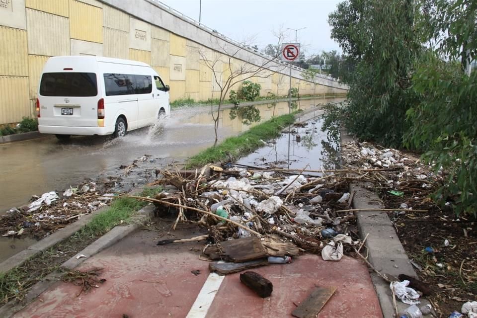 En el retorno del puente elevado en Adolf B. Horn con sentido hacia Periférico, la lluvia causó inundaciones y daños en la ciclovía.