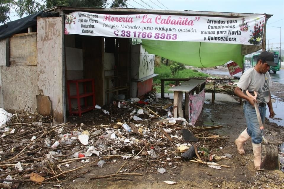 Menos de 12 horas después de que el Gobierno de Tlajomulco presumiera el retiro de 90 mil volteos con azolve, la tormenta que cayó la mañana de hoy afectó a 200 viviendas.