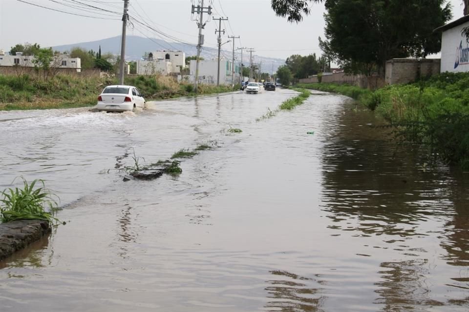 Menos de 12 horas después de que el Gobierno de Tlajomulco presumiera el retiro de 90 mil volteos con azolve, la tormenta que cayó la mañana de hoy afectó a 200 viviendas.