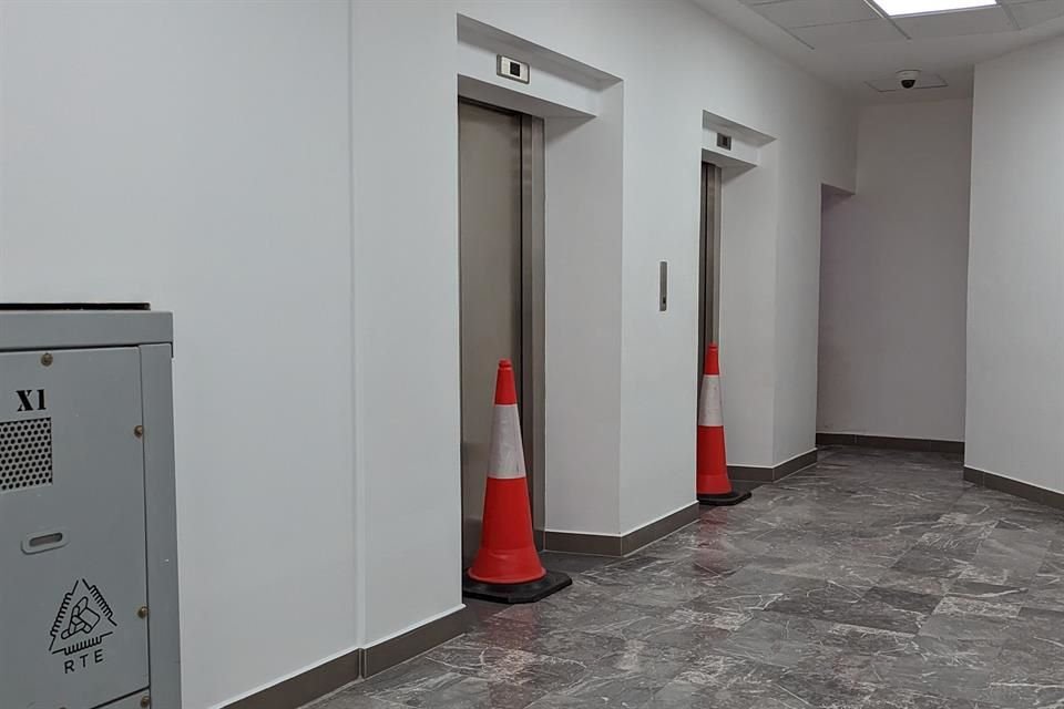 En el Congreso de Jalisco los elevadores son un peligro. 'Han sacado (usuarios) de entre pisos a cada rato', dijo un empleado del Edificio Juárez.