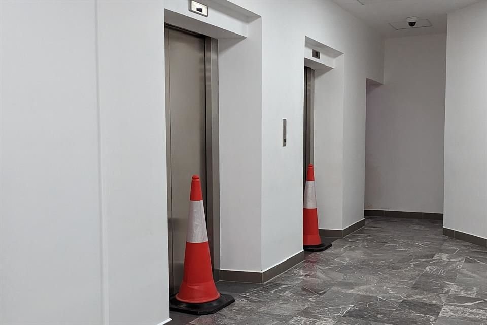 En el Congreso de Jalisco los elevadores son un peligro. 'Han sacado (usuarios) de entre pisos a cada rato', dijo un empleado del Edificio Juárez.