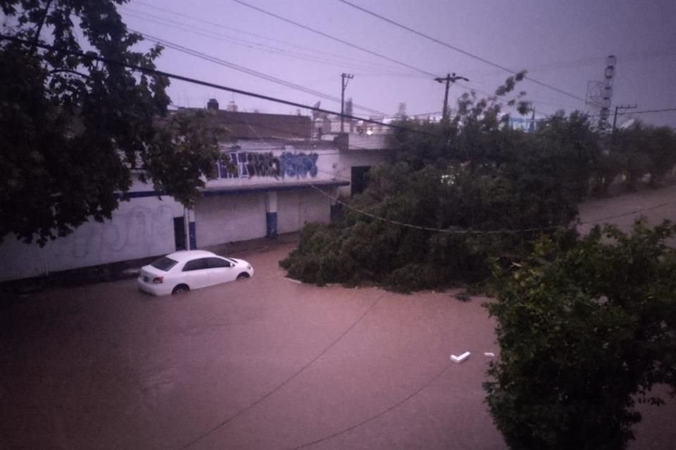 La tormenta casuó estragos en el cruce de Avenida Enrique Diaz de León con la Calle Guanajuato, a dos cuadras de Avenida de los Maestros.