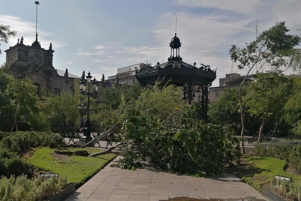 Plaza de Armas también amaneció afectada tras la lluvia.