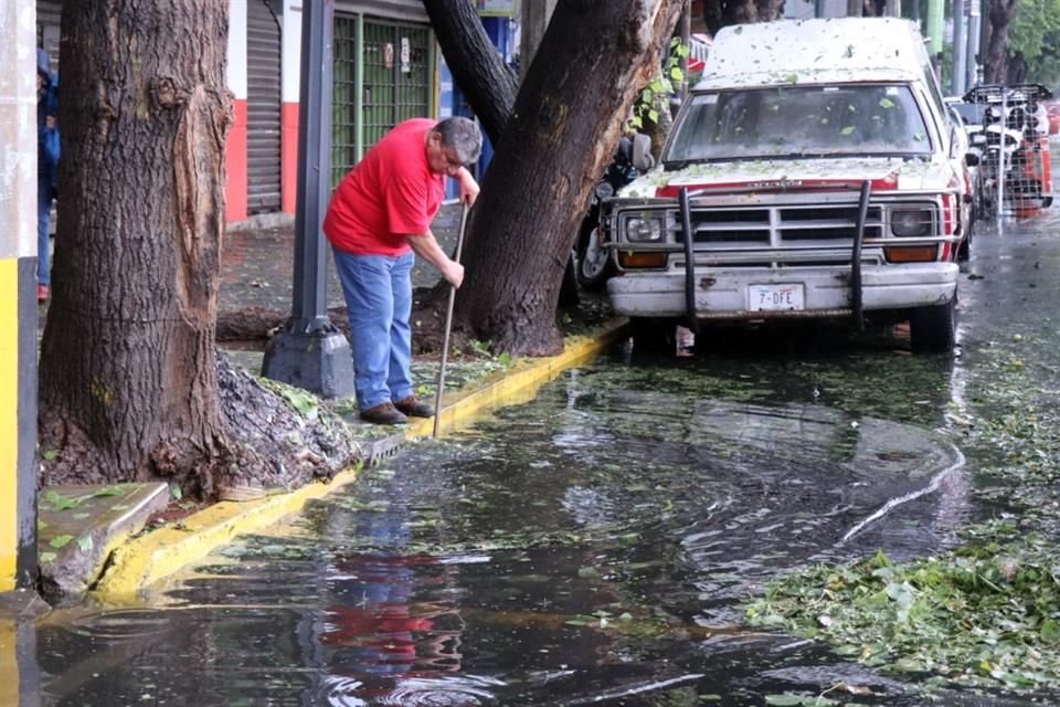 Las primeras lluvias registradas de este sábado ocasionaron algunos encharcamientos, en tanto se prevén más episodios.