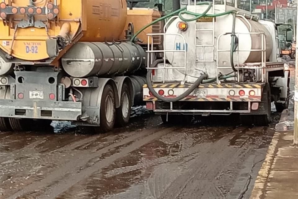 'Lo que estamos haciendo es una limpieza de la calle por estos escurrimientos', indicó el subdirector general de Drenaje del Sacmex, Miguel Carmona.