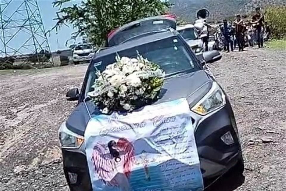 Al funeral llegó música de banda y caballos bailadores.
