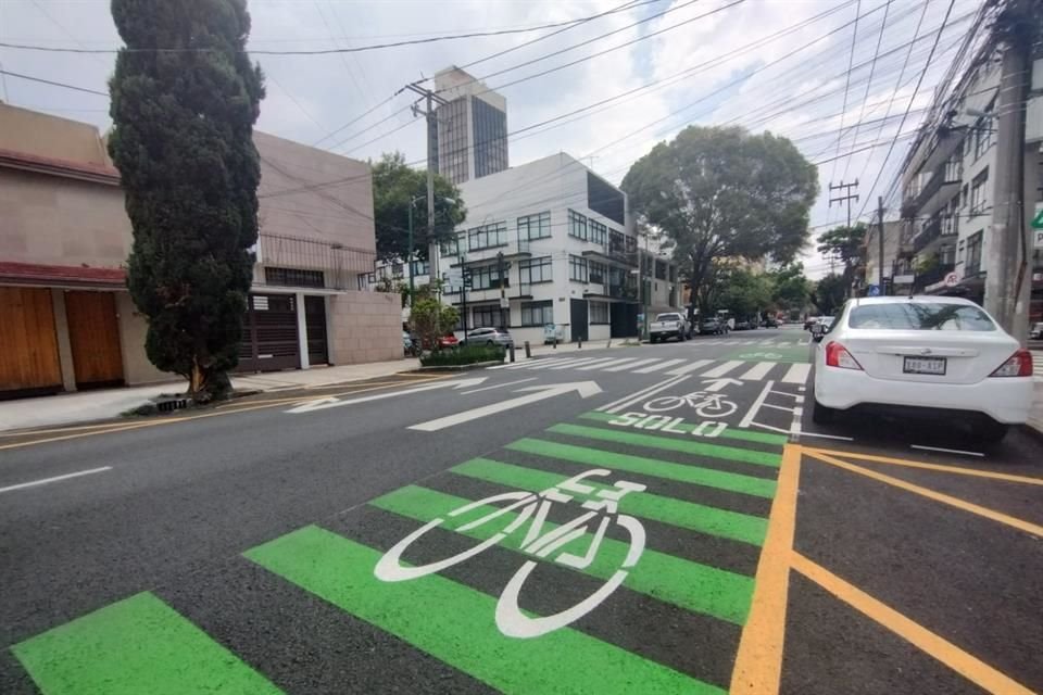 Las autoridades balizaron un ciclocarril sobre la Calle de Miguel Laurent, en la Colonia Del Valle Sur. 