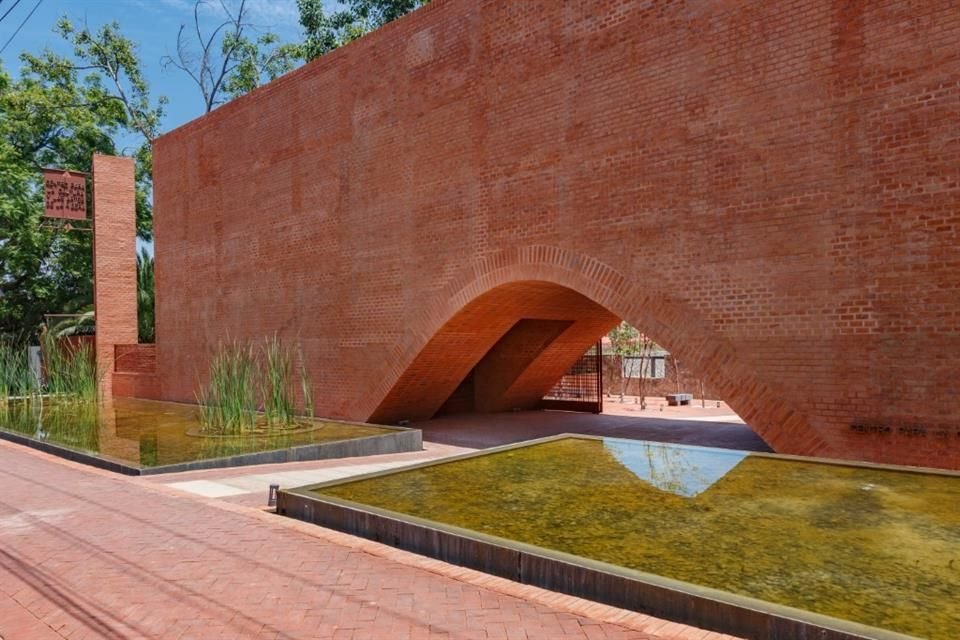 Fachada del Centro para la Cultura y las Artes de la Ribera, en Ajijic.