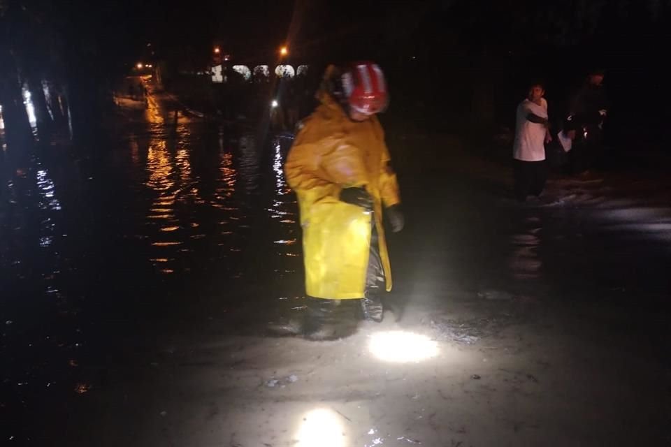 La lluvia de ayer por la noche dejó diversos encharcamientos e inundaciones en vialidades de Zapopan, en algunos puntos la corriente arrastró vehículos y personas.