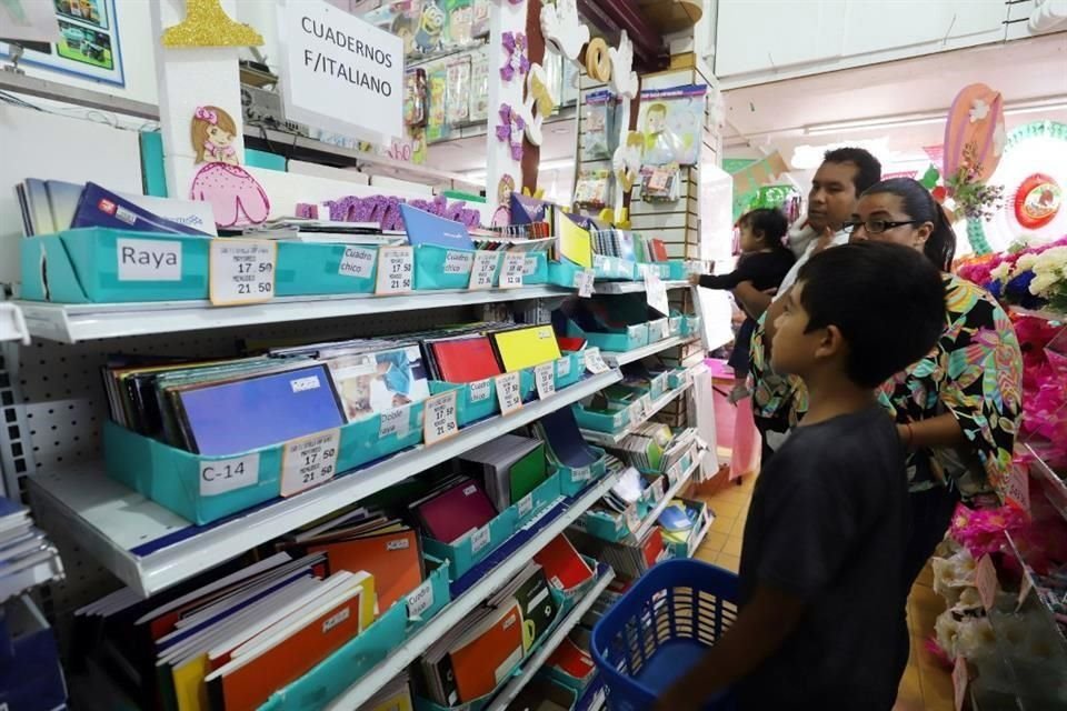 Según datos que aparecen en la revista del consumidor de la Profeco, un padre de familia destinará entre mil 300 a mil 800 pesos por hijo.