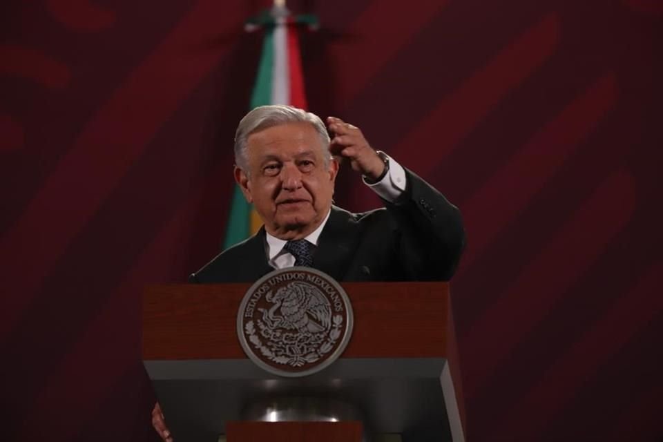 El Presidente en conferencia de prensa.