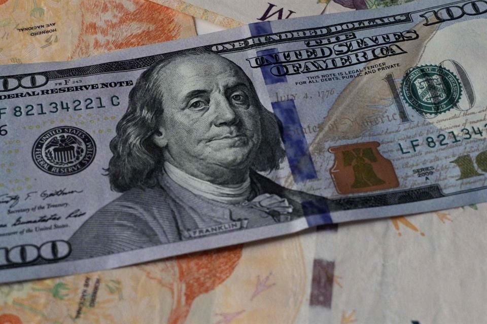 El dólar se ha depreciado ante el peso, lo que ha afectado a algunas empresas.