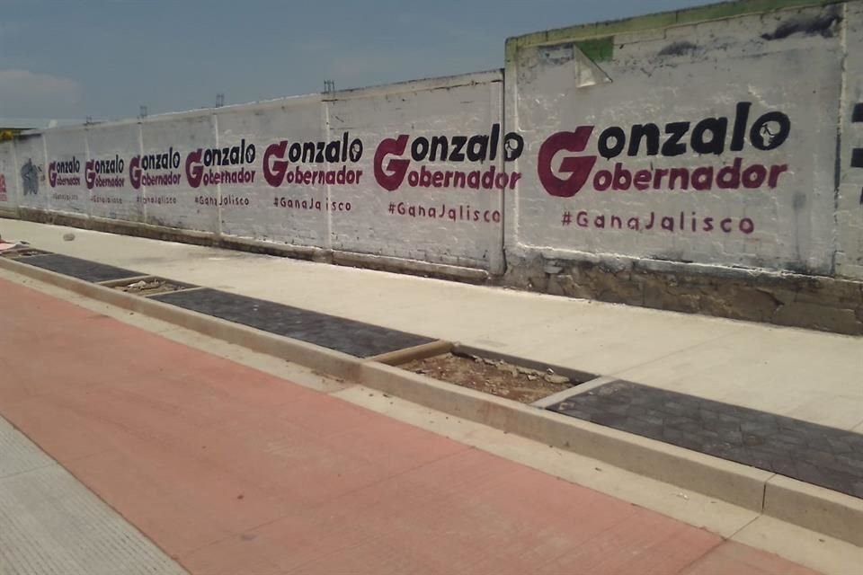 En el Área Metropolitana de Guadalajara aparecieron bardas rotuladas promoviendo a 'Gonzalo Gobernador'.