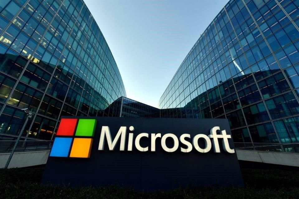 Microsoft reportó beneficios netos y ventas en alza y superiores a lo esperado en su cuarto trimestre contable, pero tuvo una ligera ralentización del crecimiento en la computación en la nube.