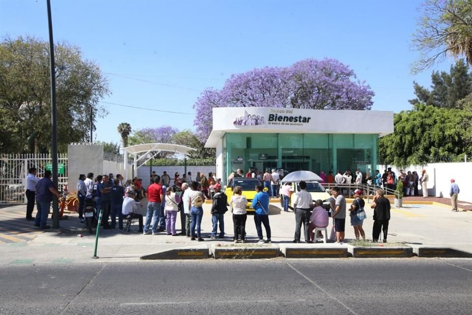 Hay adultos que sólo reciben la Pensión para el Bienestar que entrega el Gobierno federal.