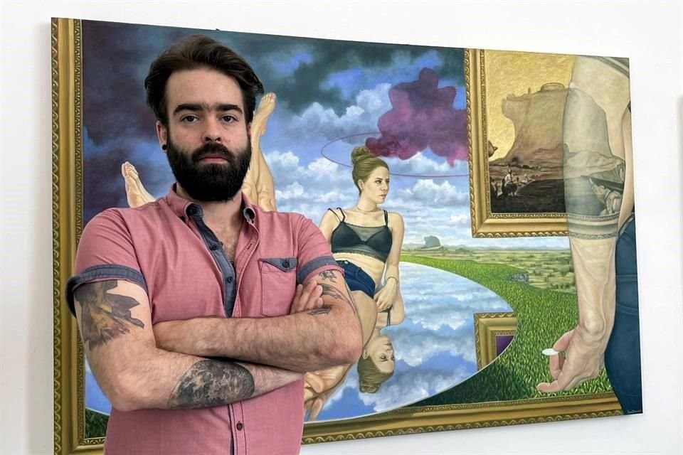 El artista plástico Juan Barragán con su obra, que se muestra en la exposición 'Análogo', en Sala Silenciosa.