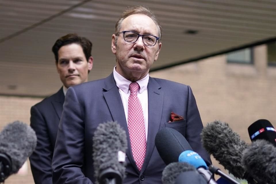 Kevin Spacey fue absuelto de nueve cargos que enfrentaba por agresión sexual a 4 hombres en Londres.