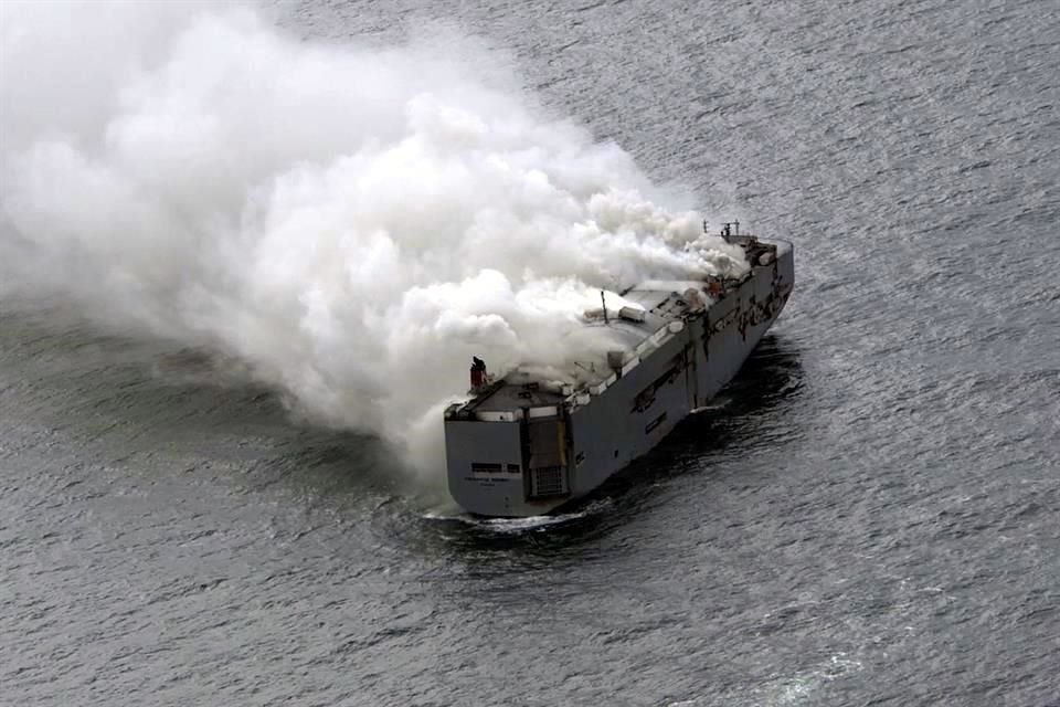 Incendio en el buque Fremantle Highway que transportaba cerca de 3 mil  vehículos en el Mar del Norte.