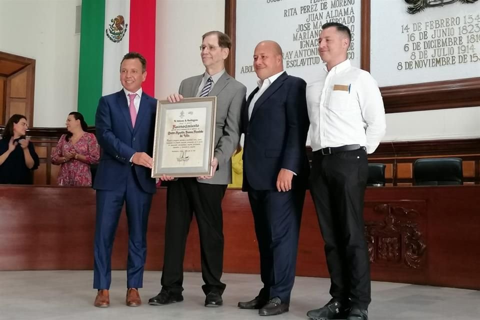 Gobierno de GDL reconoció la trayectoria de Agustín Basave Fernández del Valle, quien fundó el Centro de Estudios Humanisticos en la UANL; su hijo Agustín Basave Benítez dio las gracias.