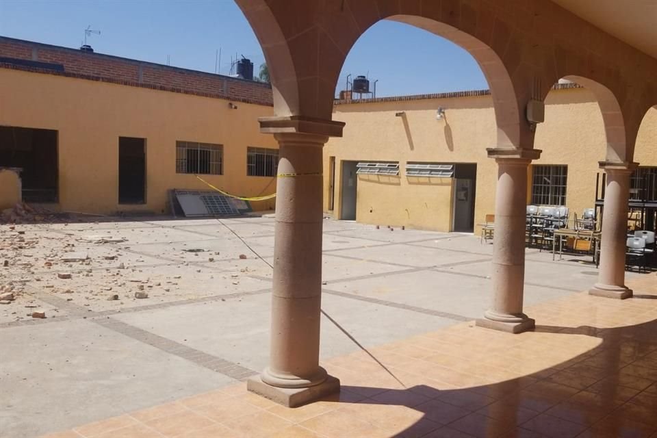 La Escuela Primaria Urbana Jesús González Gallo, en Yahualica, construida en 1964, de estilo vernáculo, fue demolida en días pasados.