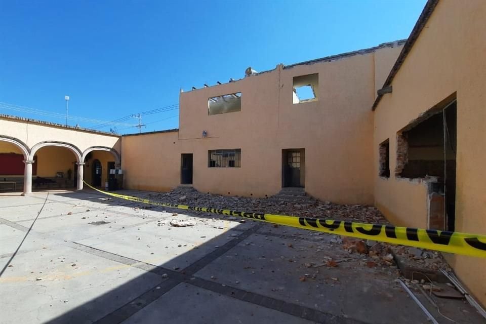 La Escuela Primaria Urbana Jesús González Gallo, en Yahualica, construida en 1964, de estilo vernáculo, fue demolida en días pasados.