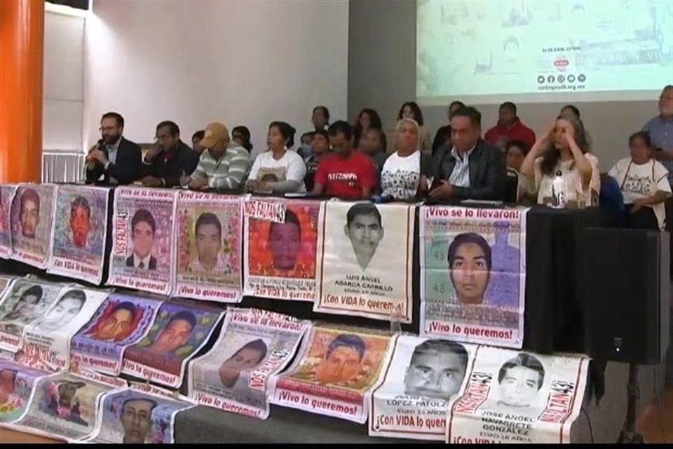 Padres de los 43 normalistas exigen a AMLO que cumpla su compromiso de encontrar la verdad sobre lo ocurrido con sus hijos.